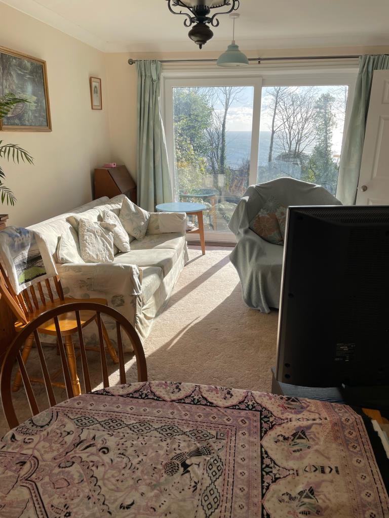Lot: 99 - DETACHED CHALET STYLE HOME WITH SIGNIFICANT STRUCTURAL DAMAGE - Living room